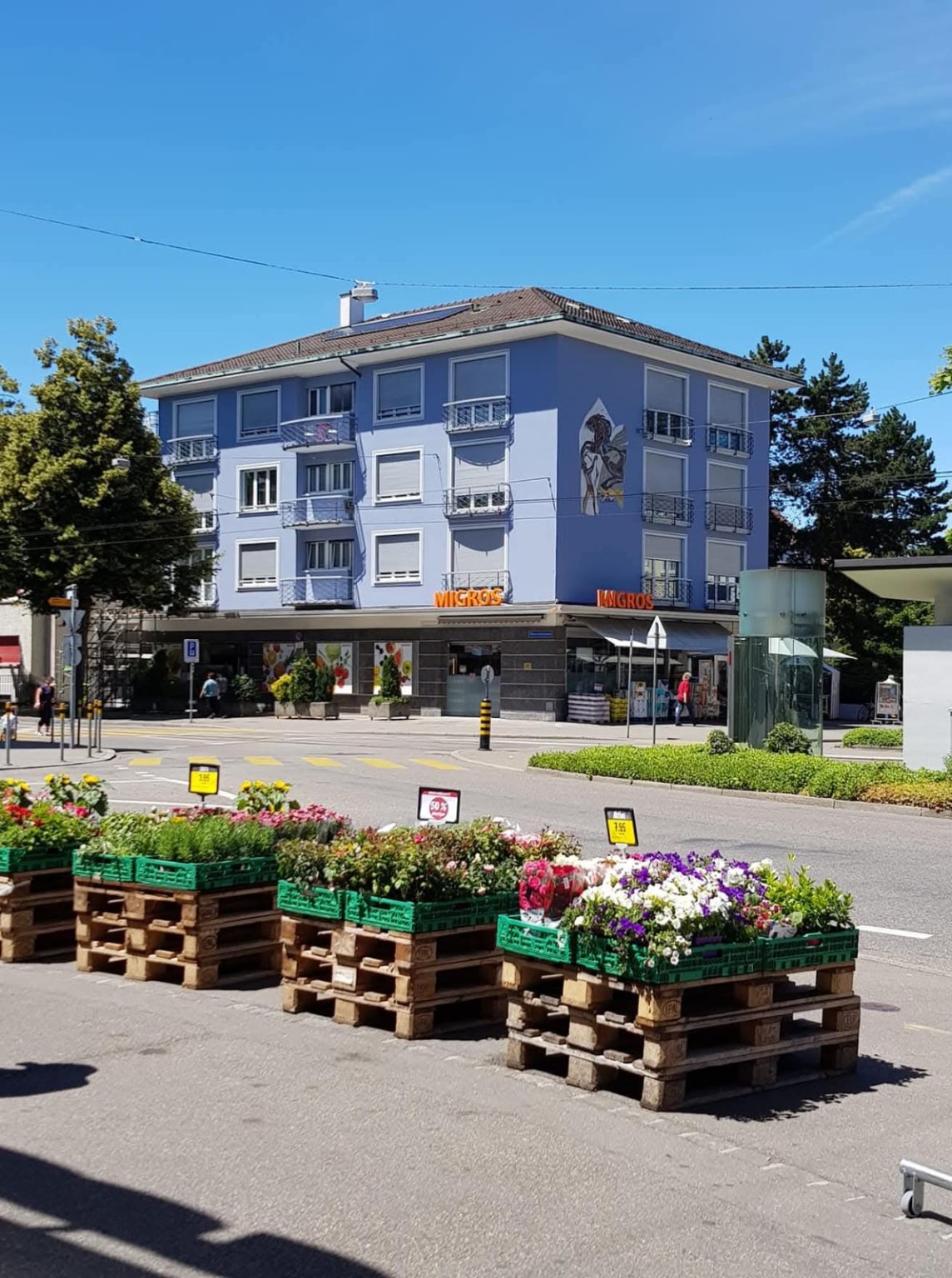 Fertig renovierte blaue Fassade in Basel