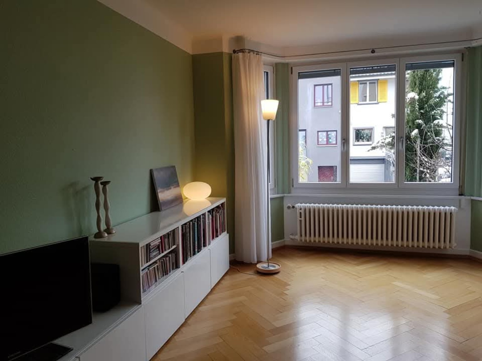 Wohnraum mit ruhiger, harmonischer Farbgestaltung